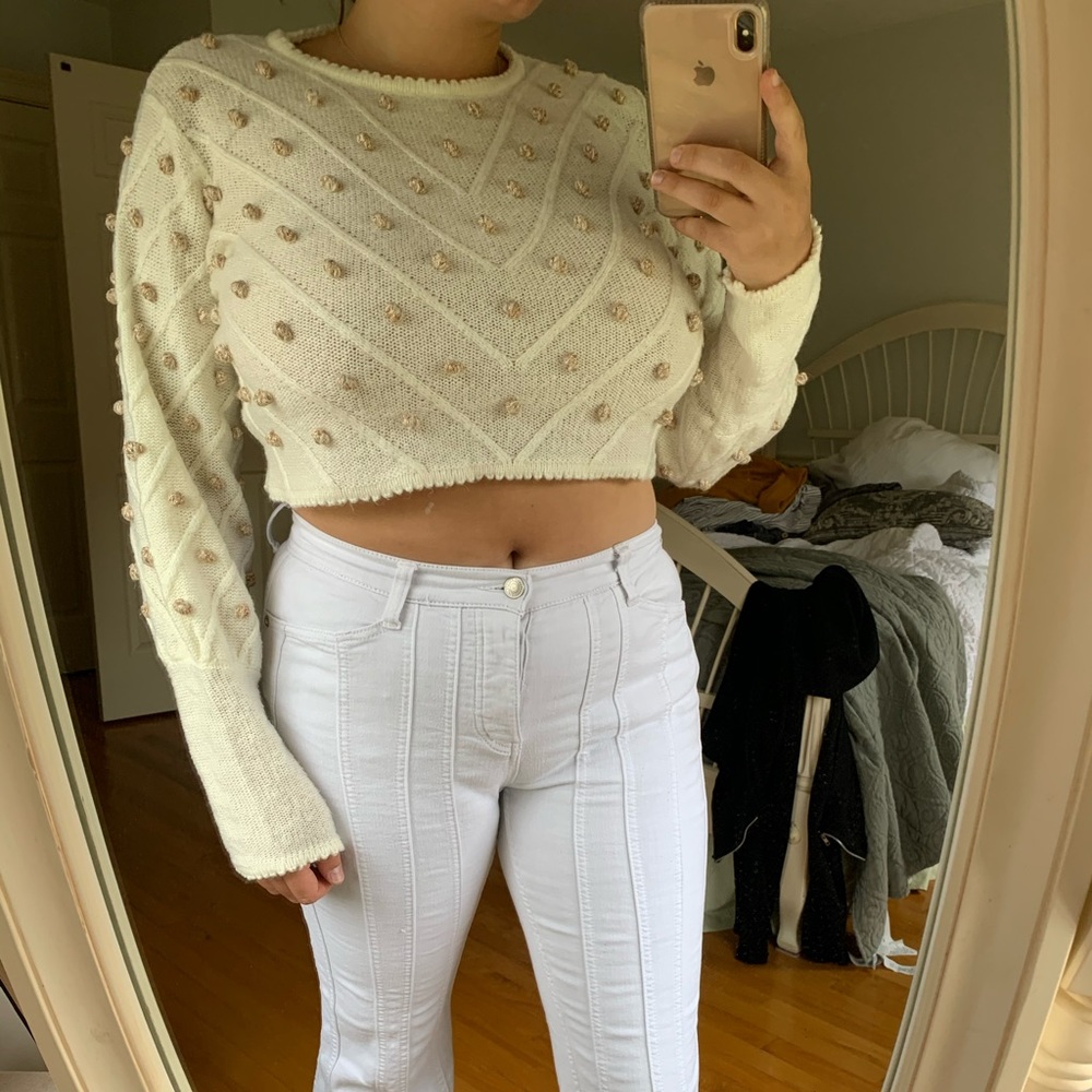 WHITE SWEATER